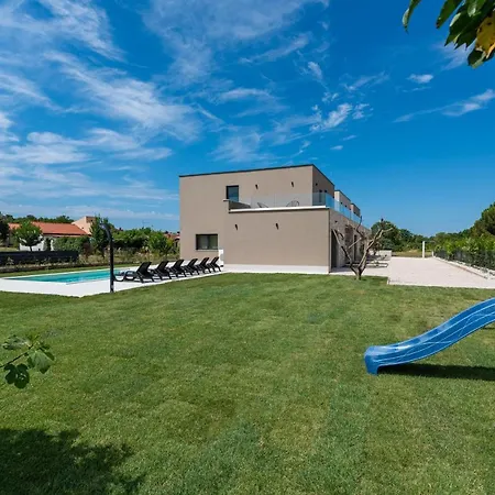 Dafna Villa *
